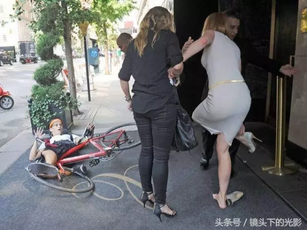 明星們最想刪除的圖片!摔倒的藝人,尷尬的囧圖阿!