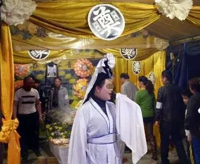 爺爺去世,7歲女孩去陰間走了一圈,隔天醒來鄰居家搭起了靈堂