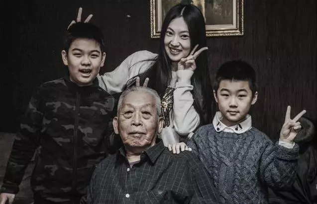 這一次真的要走了…老爺爺離開前顫抖撒嬌 妻子不捨吻別曝光「牽手80年的愛情」全網淚崩