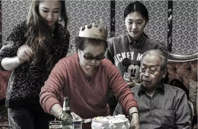 這一次真的要走了…老爺爺離開前顫抖撒嬌 妻子不捨吻別曝光「牽手80年的愛情」全網淚崩