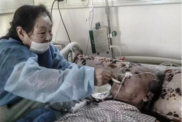 這一次真的要走了…老爺爺離開前顫抖撒嬌 妻子不捨吻別曝光「牽手80年的愛情」全網淚崩