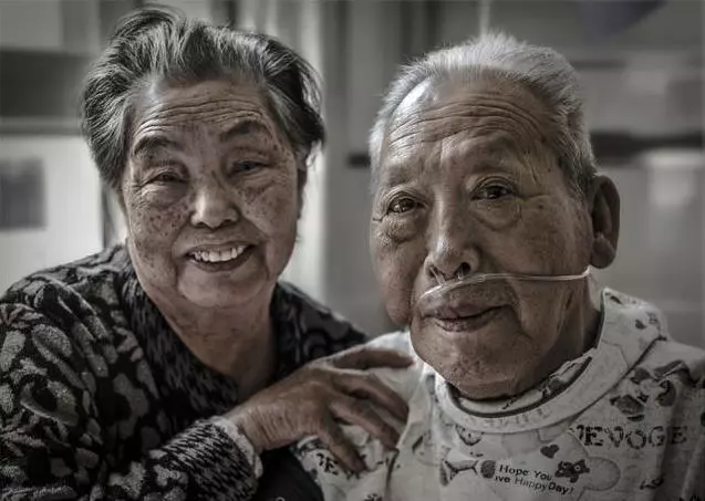 這一次真的要走了…老爺爺離開前顫抖撒嬌 妻子不捨吻別曝光「牽手80年的愛情」全網淚崩