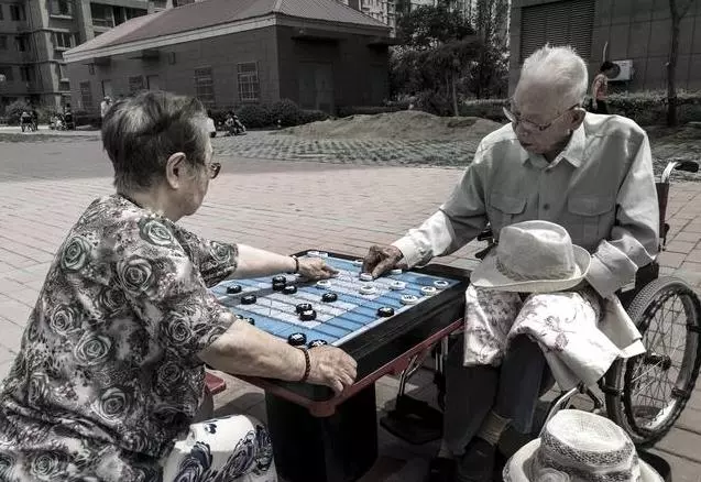 這一次真的要走了…老爺爺離開前顫抖撒嬌 妻子不捨吻別曝光「牽手80年的愛情」全網淚崩