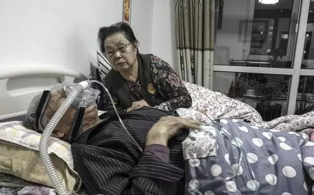 這一次真的要走了…老爺爺離開前顫抖撒嬌 妻子不捨吻別曝光「牽手80年的愛情」全網淚崩