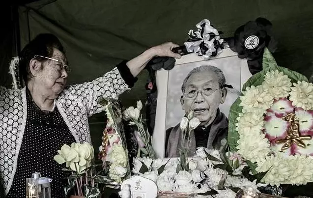 這一次真的要走了…老爺爺離開前顫抖撒嬌 妻子不捨吻別曝光「牽手80年的愛情」全網淚崩