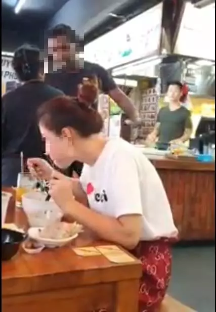 印度男子生事【亂翻桌】,打翻淡定姐食物,後果可不得了!