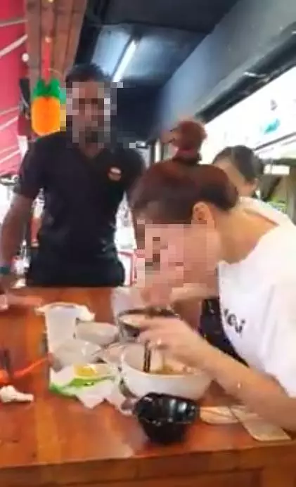 印度男子生事【亂翻桌】,打翻淡定姐食物,後果可不得了!