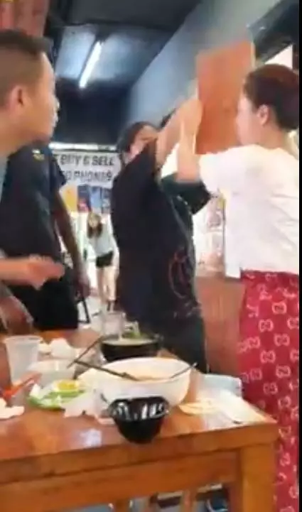 印度男子生事【亂翻桌】,打翻淡定姐食物,後果可不得了!