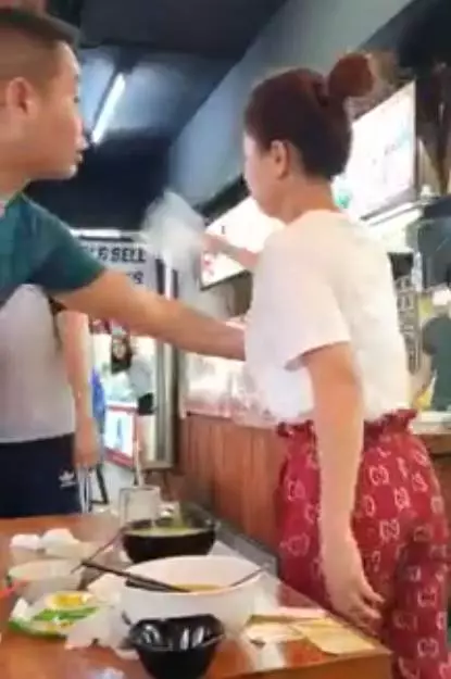 印度男子生事【亂翻桌】,打翻淡定姐食物,後果可不得了!