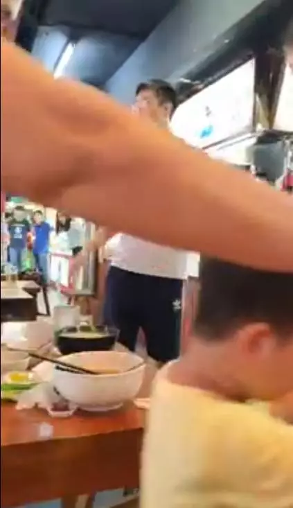 印度男子生事【亂翻桌】,打翻淡定姐食物,後果可不得了!