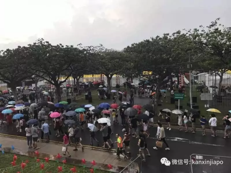 網友瘋狂吐槽「新加坡士林夜市」:擠爆了!水都買不到