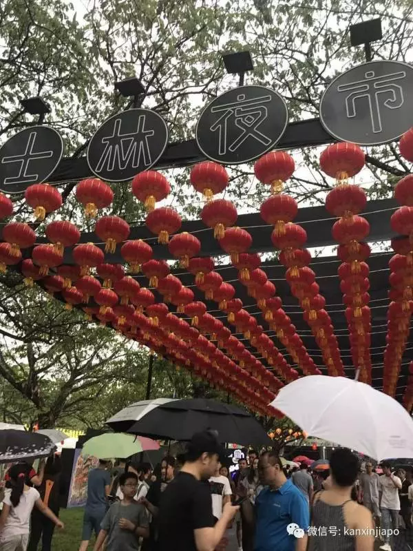 網友瘋狂吐槽「新加坡士林夜市」:擠爆了!水都買不到
