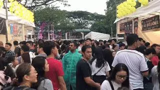 網友瘋狂吐槽「新加坡士林夜市」:擠爆了!水都買不到