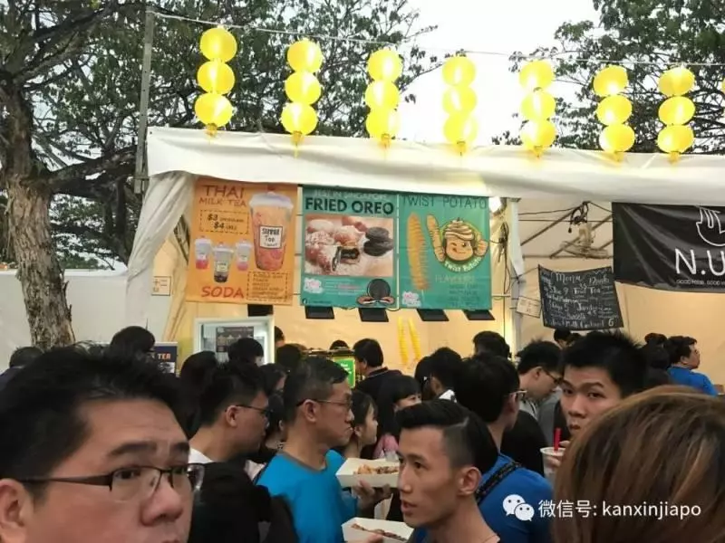 網友瘋狂吐槽「新加坡士林夜市」:擠爆了!水都買不到