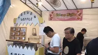 網友瘋狂吐槽「新加坡士林夜市」:擠爆了!水都買不到
