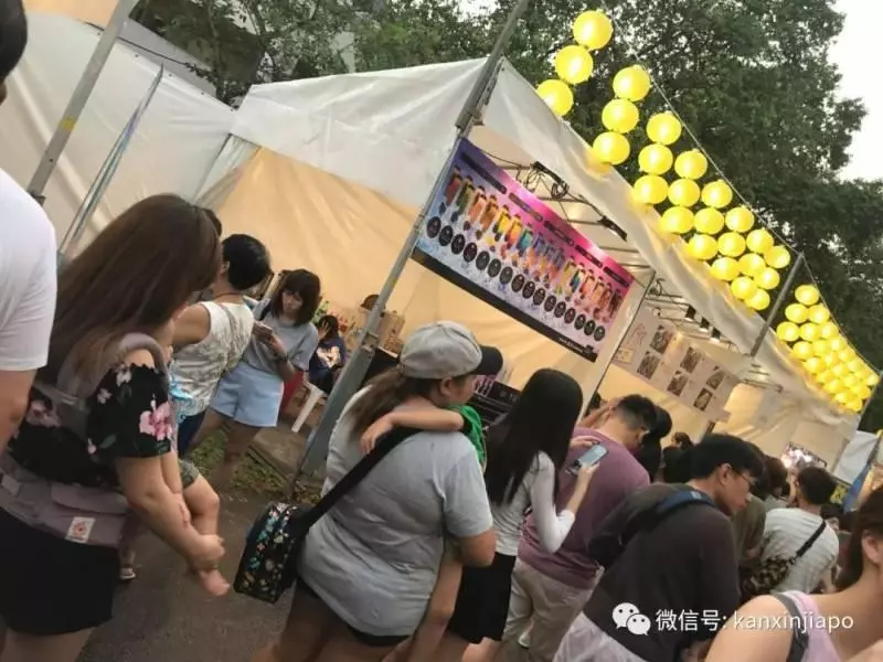 網友瘋狂吐槽「新加坡士林夜市」:擠爆了!水都買不到