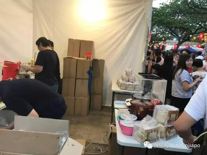 網友瘋狂吐槽「新加坡士林夜市」:擠爆了!水都買不到