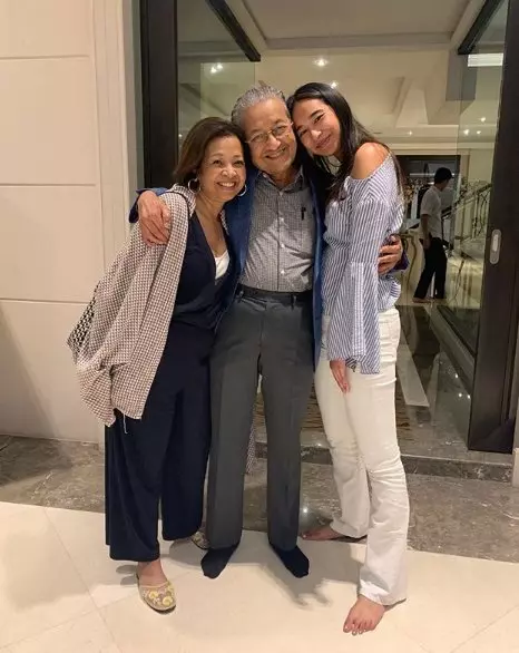 敦馬哈迪的漂亮孫女,美拉艾雅娜訂婚啦!