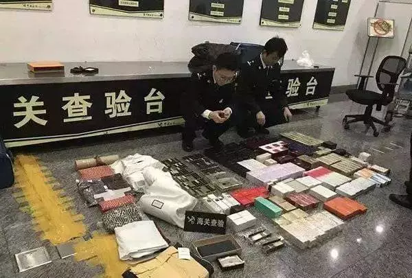 中國富婆80萬鑽戒藏鞋裡入關,結果被罰慘了!
