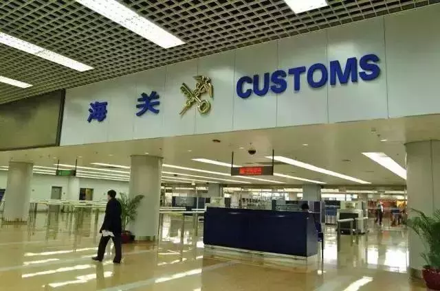 中國富婆80萬鑽戒藏鞋裡入關,結果被罰慘了!