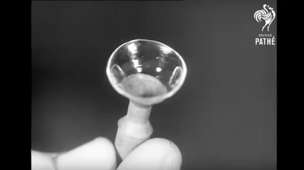 1948年第一副隱形眼鏡...你絕對無法想像的驚悚..整個佩戴過程竟然如此駭人!