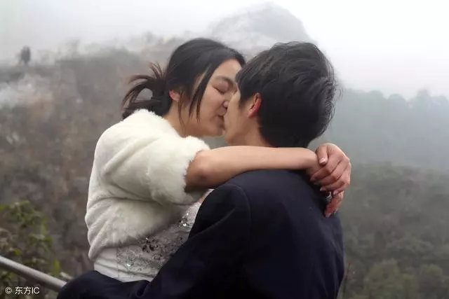 嫁給一個傻子,被村裡人笑掉大牙,三年後,他們驚掉了下巴!
