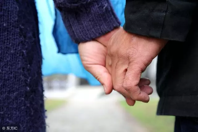 嫁給一個傻子,被村裡人笑掉大牙,三年後,他們驚掉了下巴!