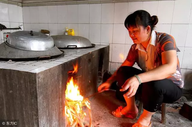 發財後跟老婆離婚,兒子跟我,二十年後他留一封信,我癱坐在地上
