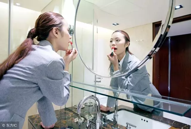 娶個美女老婆,新婚第三天看見衛生間的一幕,我嚇得直接要離婚!