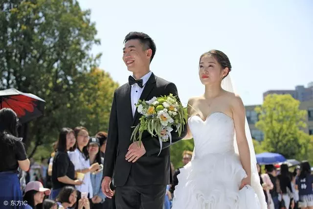娶個美女老婆,新婚第三天看見衛生間的一幕,我嚇得直接要離婚!