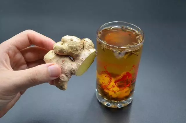茶葉水裡加幾片生薑,作用真強大,喝一次能省幾百元,早學早受益