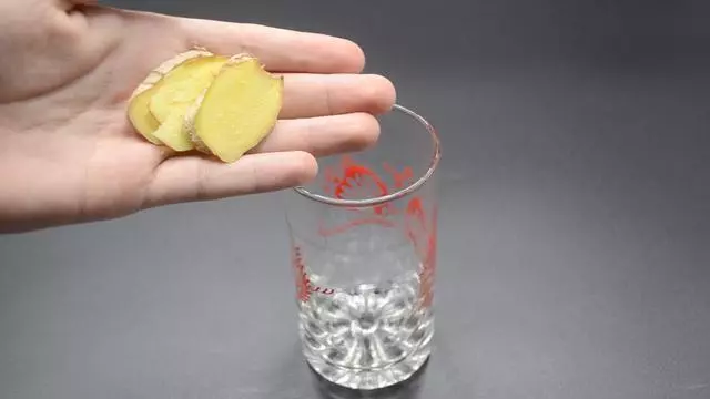 茶葉水裡加幾片生薑,作用真強大,喝一次能省幾百元,早學早受益