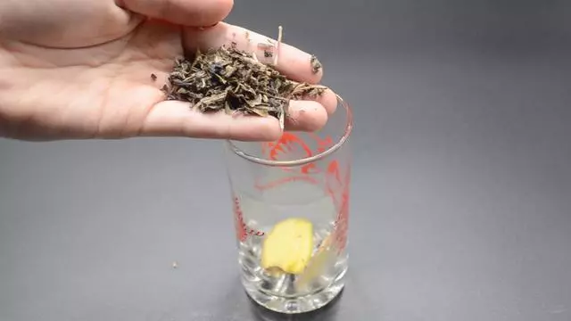 茶葉水裡加幾片生薑,作用真強大,喝一次能省幾百元,早學早受益
