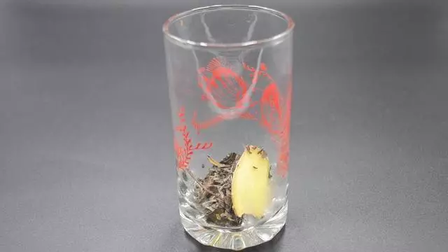 茶葉水裡加幾片生薑,作用真強大,喝一次能省幾百元,早學早受益