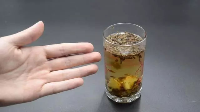 茶葉水裡加幾片生薑,作用真強大,喝一次能省幾百元,早學早受益
