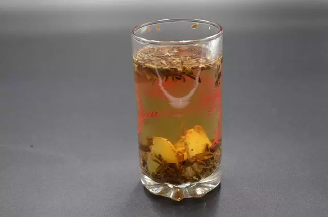 茶葉水裡加幾片生薑,作用真強大,喝一次能省幾百元,早學早受益