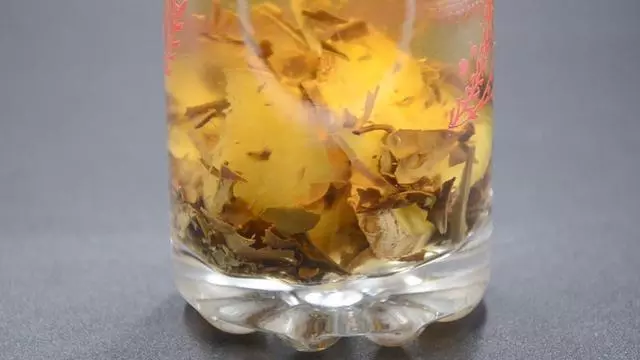 茶葉水裡加幾片生薑,作用真強大,喝一次能省幾百元,早學早受益