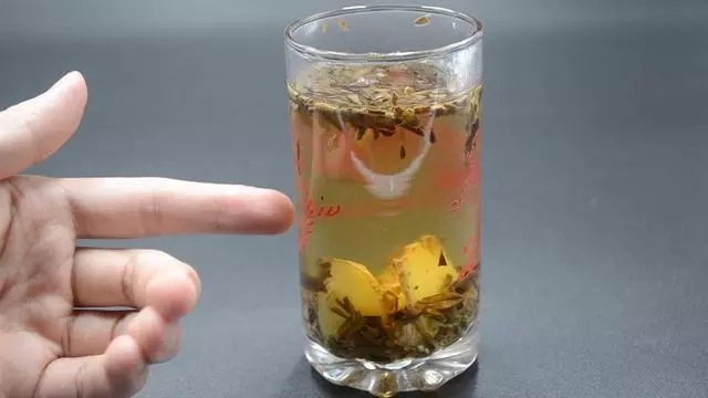 茶葉水裡加幾片生薑,作用真強大,喝一次能省幾百元,早學早受益