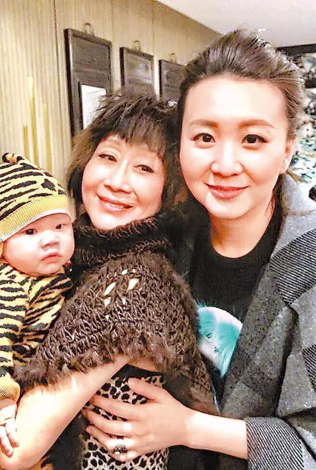 67歲前TVB御用媽媽,她送出700萬嫁妝讓女兒風光嫁人!