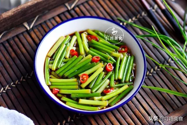 蒜苔最好吃的做法,簡單一拌,開胃又下飯,三天不吃饞得慌!