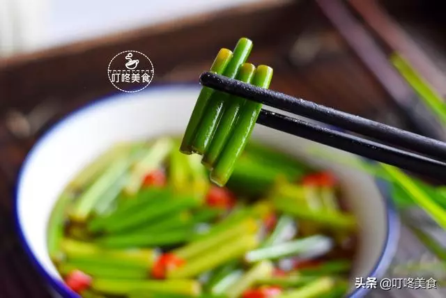 蒜苔最好吃的做法,簡單一拌,開胃又下飯,三天不吃饞得慌!