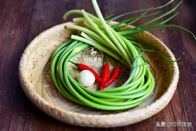 蒜苔最好吃的做法,簡單一拌,開胃又下飯,三天不吃饞得慌!
