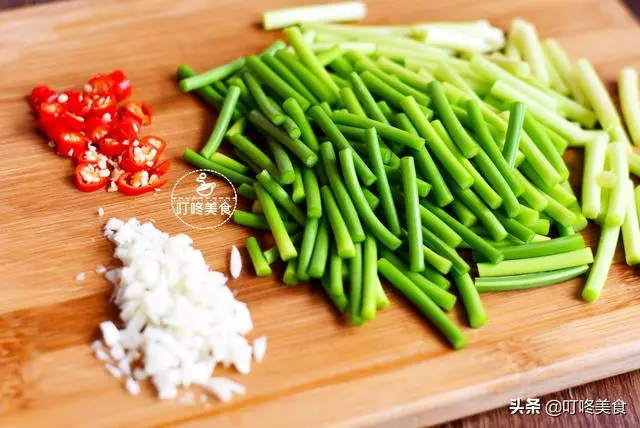 蒜苔最好吃的做法,簡單一拌,開胃又下飯,三天不吃饞得慌!