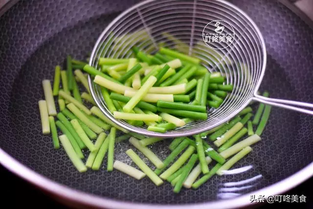 蒜苔最好吃的做法,簡單一拌,開胃又下飯,三天不吃饞得慌!