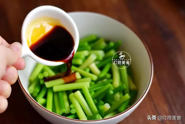 蒜苔最好吃的做法,簡單一拌,開胃又下飯,三天不吃饞得慌!