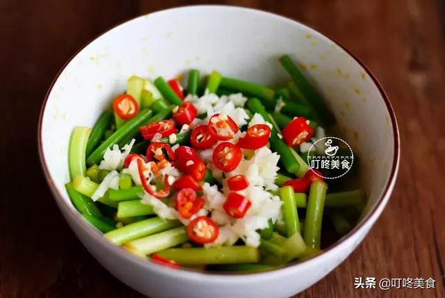 蒜苔最好吃的做法,簡單一拌,開胃又下飯,三天不吃饞得慌!