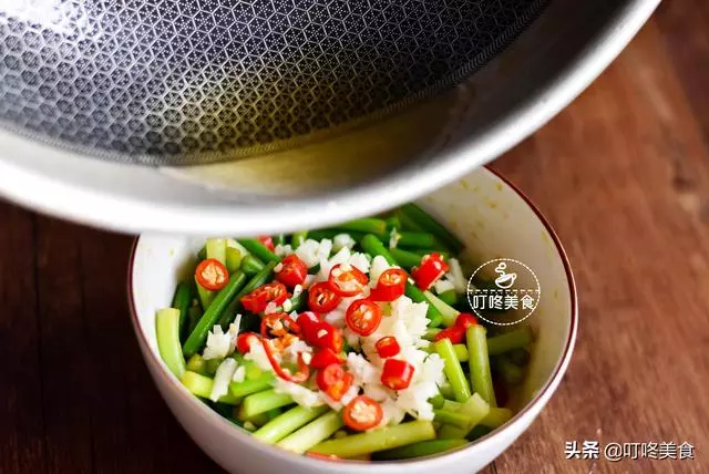 蒜苔最好吃的做法,簡單一拌,開胃又下飯,三天不吃饞得慌!