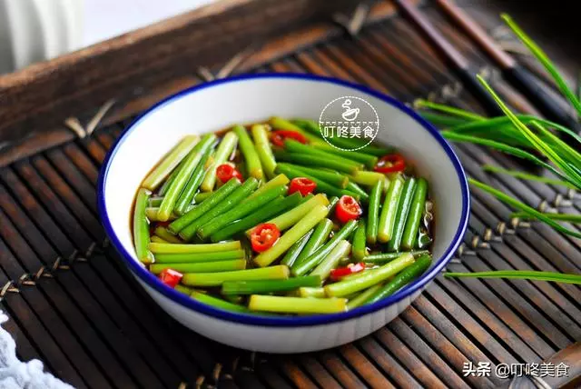蒜苔最好吃的做法,簡單一拌,開胃又下飯,三天不吃饞得慌!