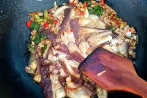 百吃不膩的回鍋茄子,做法簡單開胃下飯比肉還好吃!