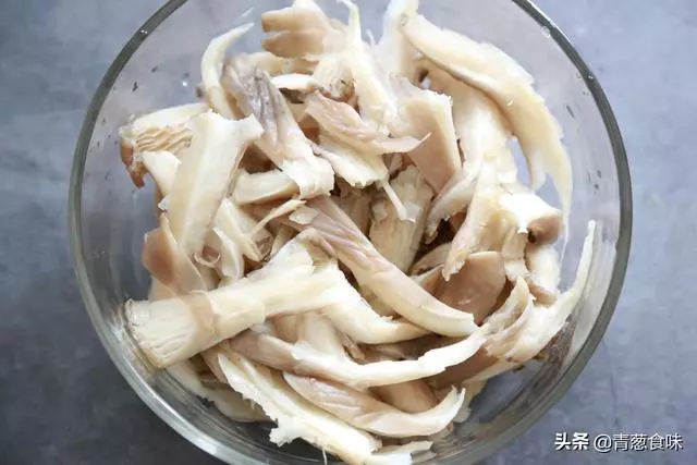 鮮蘑如此做,既不炒也不炸,開胃爽口又下飯,比大魚大肉還香